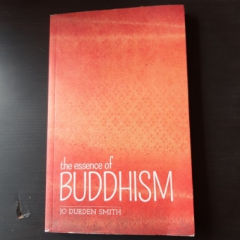 THE ESSENCE OF BUDDHISM - JO DURDEN SMITH  (CARTE IN LIMBA ENGLEZA)