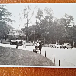 Fotografie plimbre in parc, perioada interbelica