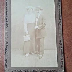 Fotografie sot si sotie, pe carton, sfarsit de secol XIX