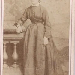 Fotografie tip CDV - perioada interbelica, reprezentand o femeie