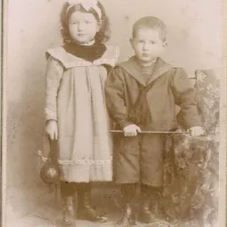 Fotografie tip CDV - perioada interbelica, reprezentand 2 copii