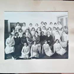 Fotografie lipita pe carton, clasa de fete, perioada interbelica
