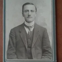 Fotografie tip CDV, barbat inceput de secol XX