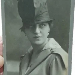 Fotografie pe carton, femeie cu palarie, inceput de secol XX