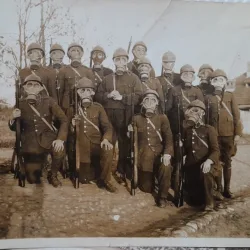 Fotografie, grup de infanteristi cu masti de gaze, primul razboi mondial