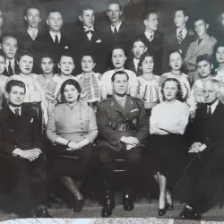 Fotografie, colonel fotografiat impreuna cu un ansamblu coral, perioada interbelica