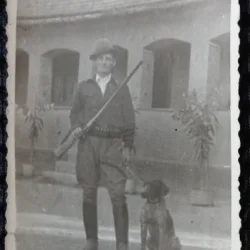 Fotografie, Vanator cu arma si cainele, 1968