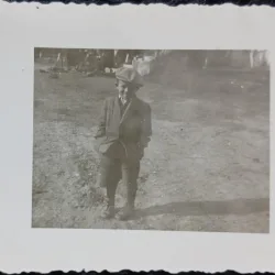 Fotografie, Baiat cu sapca, pe ulita, perioada interbelica