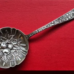Lingură din argint (sterling silver) cu motive florale și fructe în relief