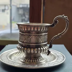 Ceașcă și farfurioară din argint 800 - model ornamental gravat
