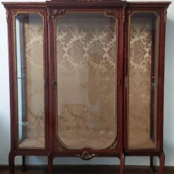 Vitrină de Lux în Stil Louis XV – Eleganță Aristocratică și Detalii de Epocă