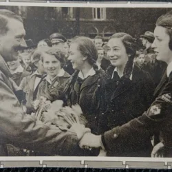 Carte postala, Hitler dand mana cu tinere din Hitlerjugend
