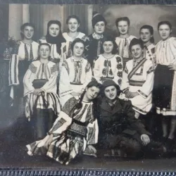 Fotografie, grup de fete imbracate in costume populare romanesti, la final de an scolar, 1943