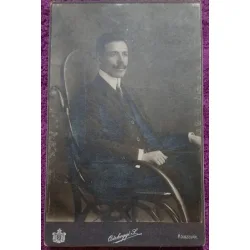 Fotografie tip CDV, barbat cu mustata, stand pe scaun, inceput de secol XX