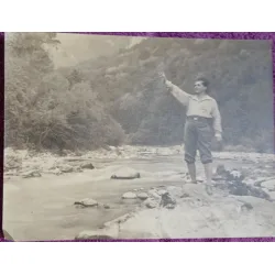 Fotografie, barbat in exursie la munte, pe malul unui parau, perioada interbelica