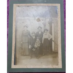 Fotografie tip CDV, grup de femei, barbati si copil, 1920