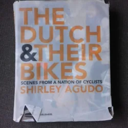 THE DUTCH  AND THEIR BIKES, SCENES FROM A NATION OF CYCLISTS - SHIRLEY AGUDO  (CARTE DE FOTOGRAGIE)