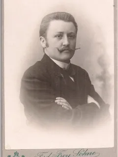 Fotografie tip CDV - perioada interbelica, reprezentand un barbat