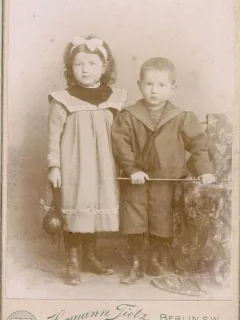 Fotografie tip CDV - perioada interbelica, reprezentand 2 copii
