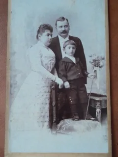 Fotografie pe carton, parinti cu baietelul, inceput de secol XX