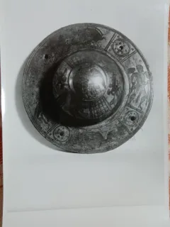 Fotografie, Partea din fata a unui scut din bronz, gasit la Halmeag (langa Rupea)