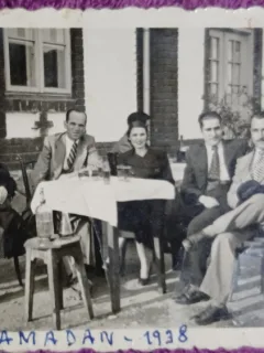 Fotografie, Grup de prieteni in fata restaurantului Ramadan, Giurgiu 1938