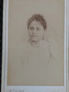 Fotografie tip CDV, Tanara cu parul ondulat, perioada interbelica