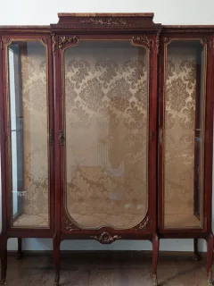Vitrină de Lux în Stil Louis XV – Eleganță Aristocratică și Detalii de Epocă