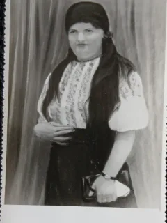 Fotografie, Femeie in costum popular romanesc, 1977