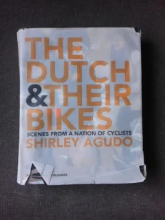 THE DUTCH  AND THEIR BIKES, SCENES FROM A NATION OF CYCLISTS - SHIRLEY AGUDO  (CARTE DE FOTOGRAGIE)