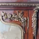 Vitrină de Lux în Stil Louis XV – Eleganță Aristocratică și Detalii de Epocă