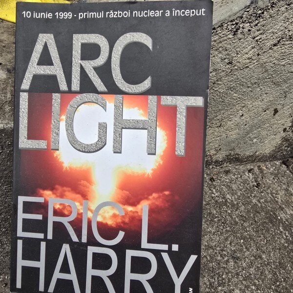 10 iunie 1999, primul razboi nuclear a inceput. Arc Light - Eric L. Harry