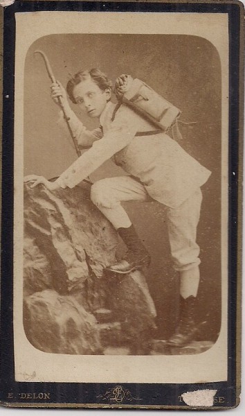 Fotografie tip CDV - perioada interbelica, reprezentand un baiat
