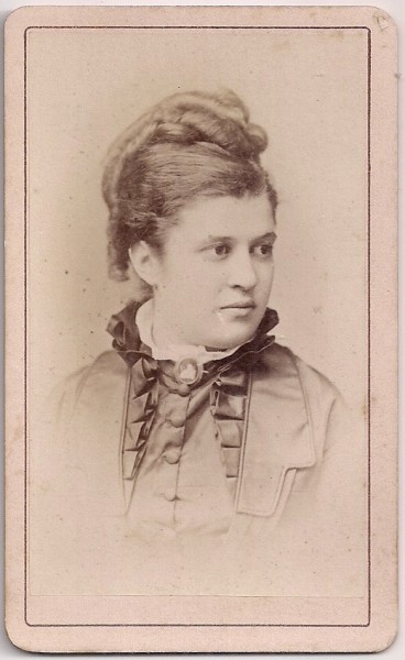 Fotografie tip CDV - perioada interbelica, reprezentand o femeie