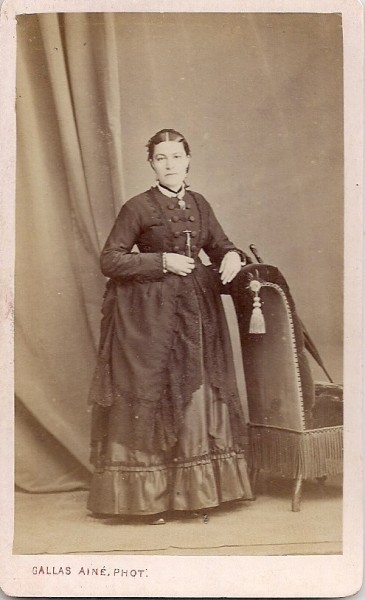 Fotografie tip CDV - perioada interbelica, reprezentand o femeie