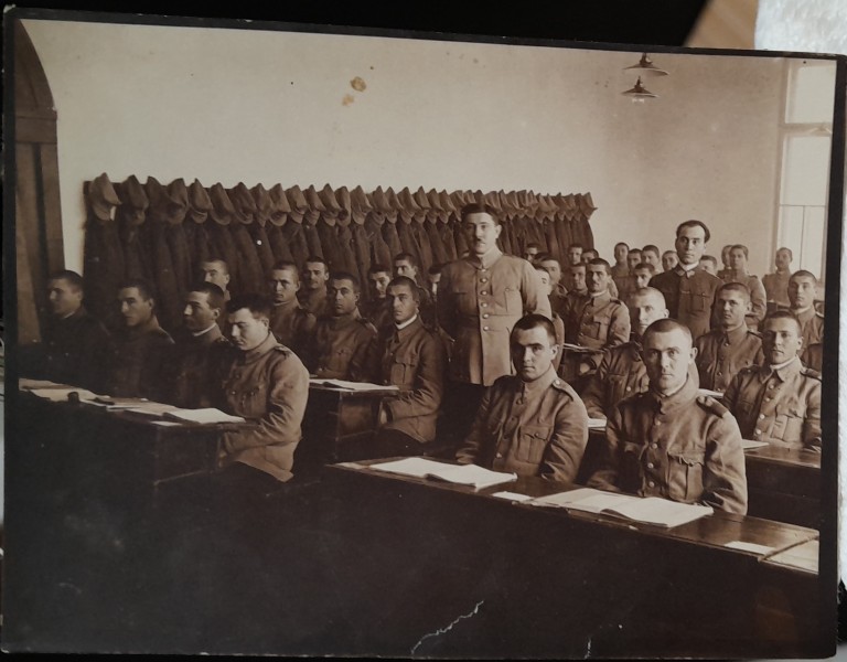 Fotografie, militari la instruire in sala de cursuri, perioada interbelica