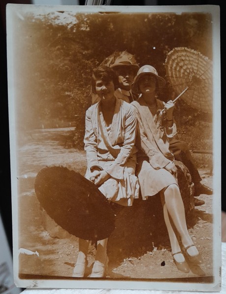 Fotografie, doua tinere cu umbrele si un barbat, perioada interbelica
