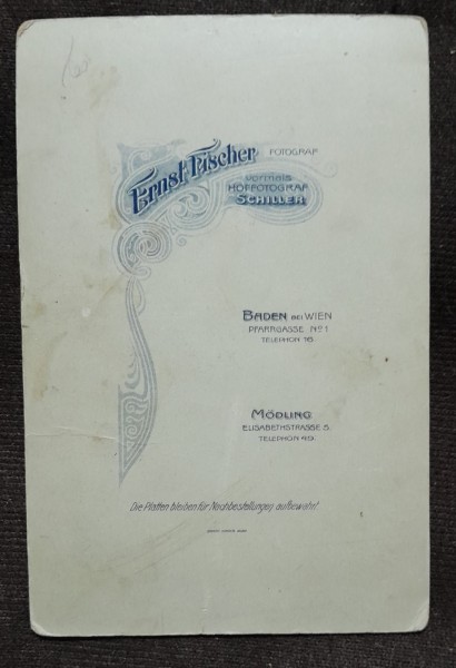 Fotografie pe carton, fetita cu fundite si buchet de flori, inceput de secol XX