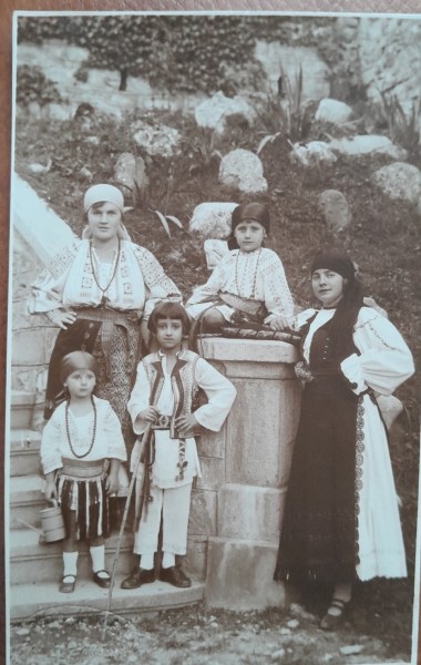 Carte postala, port popular din Romania interbelica