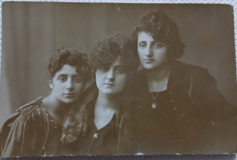 Fotografie tip Carte Postala, Trei prietene, perioada interbelica