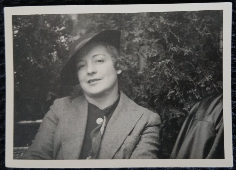 Fotografie, Femeie cu palarie, pe banca, anii 50