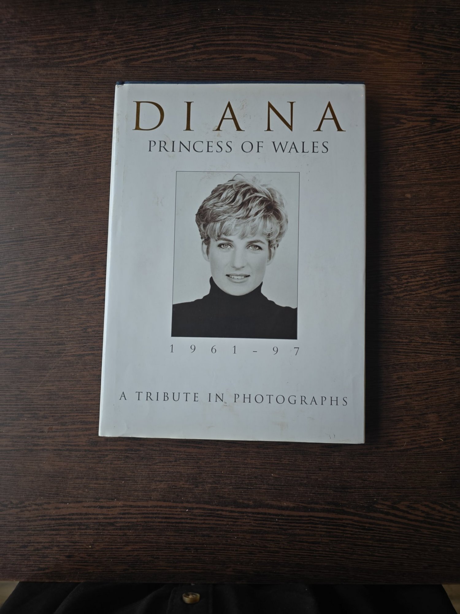 Diana, Princess of Wales 1961-97 - album de fotografie, in engleza