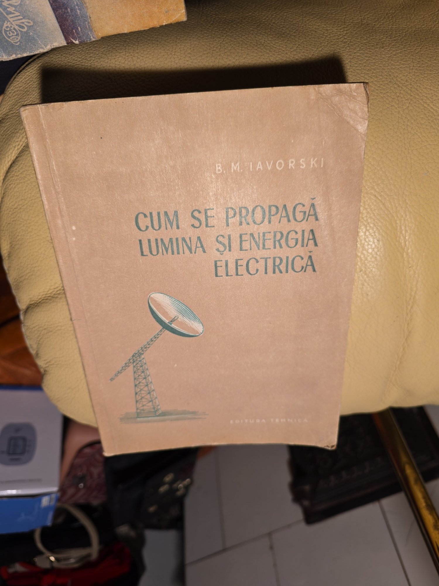 Cum se propaga lumina si energia electrica - B.M. Iavorski