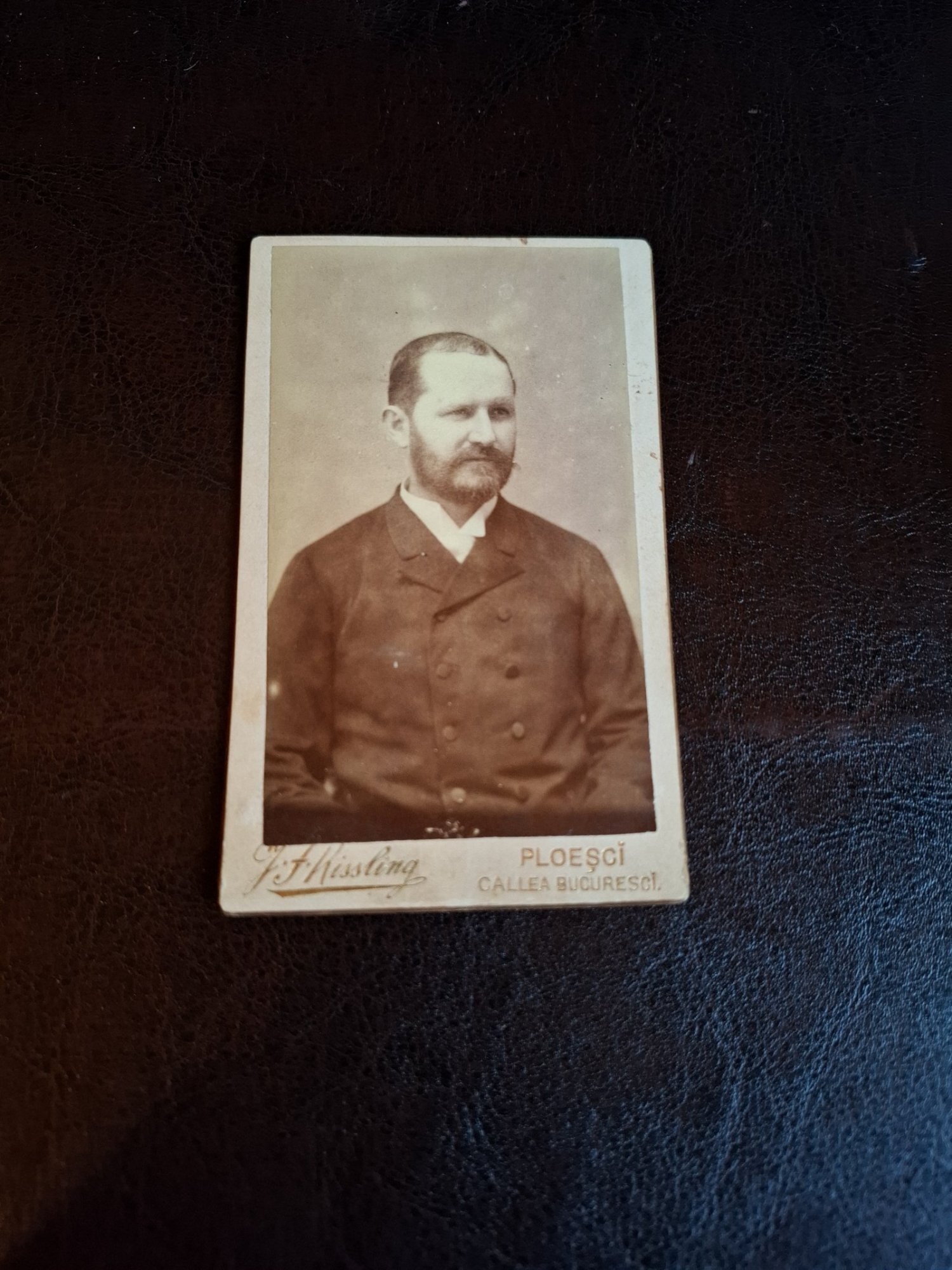 Fotografie tip CDV Barbat alb/negru Ploesci - J.F.Kissling