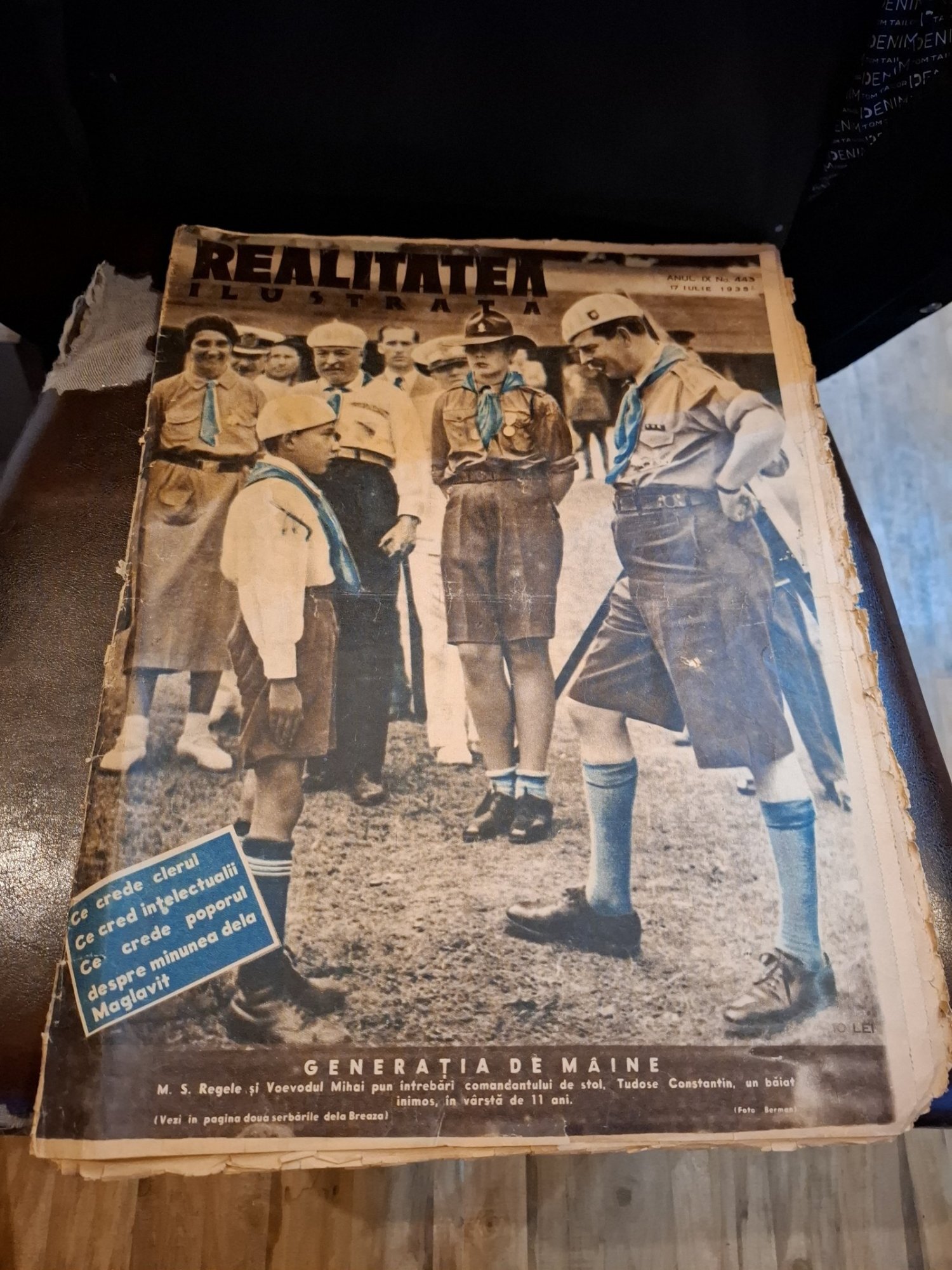 Realitatea Ilustrată Anul IX nr.443 , 17 Iulie 1935 - M.S. Regele si Voievodul Mihai pun intrebari comandantului de stol , Tudose Constantin , un baiat inimos , in varsta de 11 ani