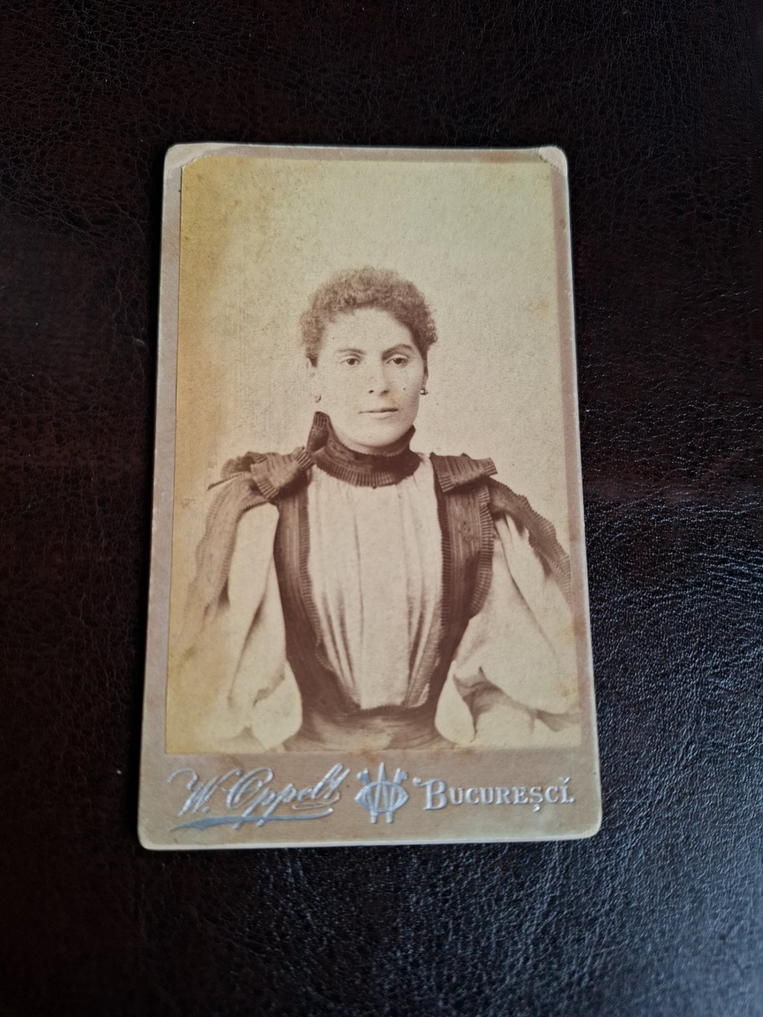 Fotografie tip CDV , Tanara femeie alb negru - W.Oppelt , Fotograf