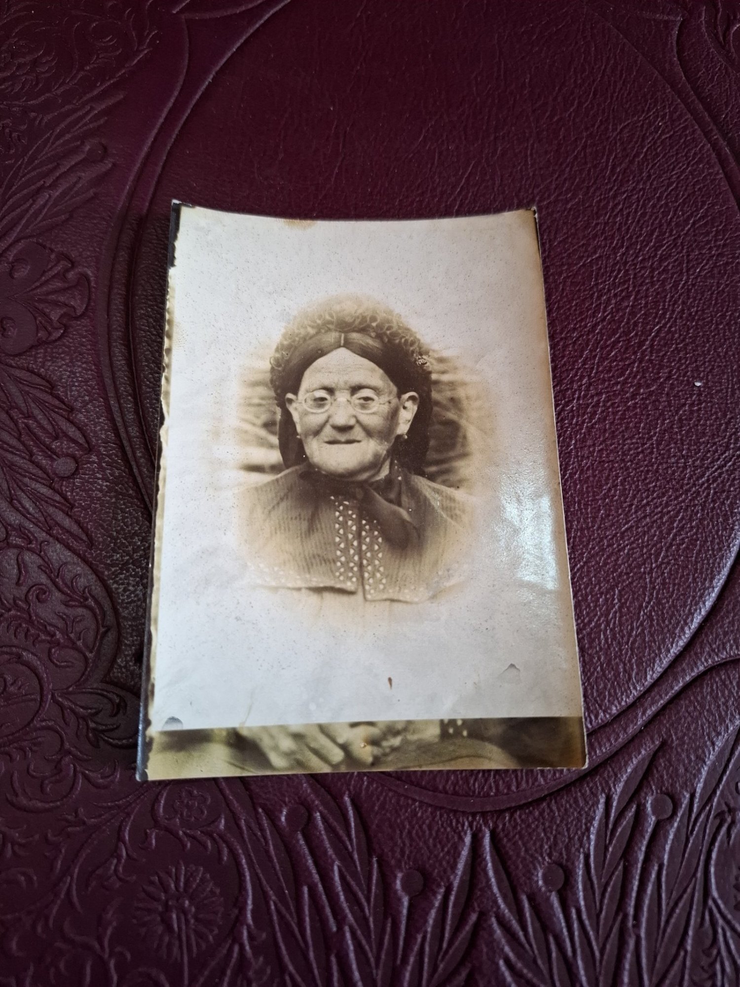 Fotografie , femeie batrana  - alb negru