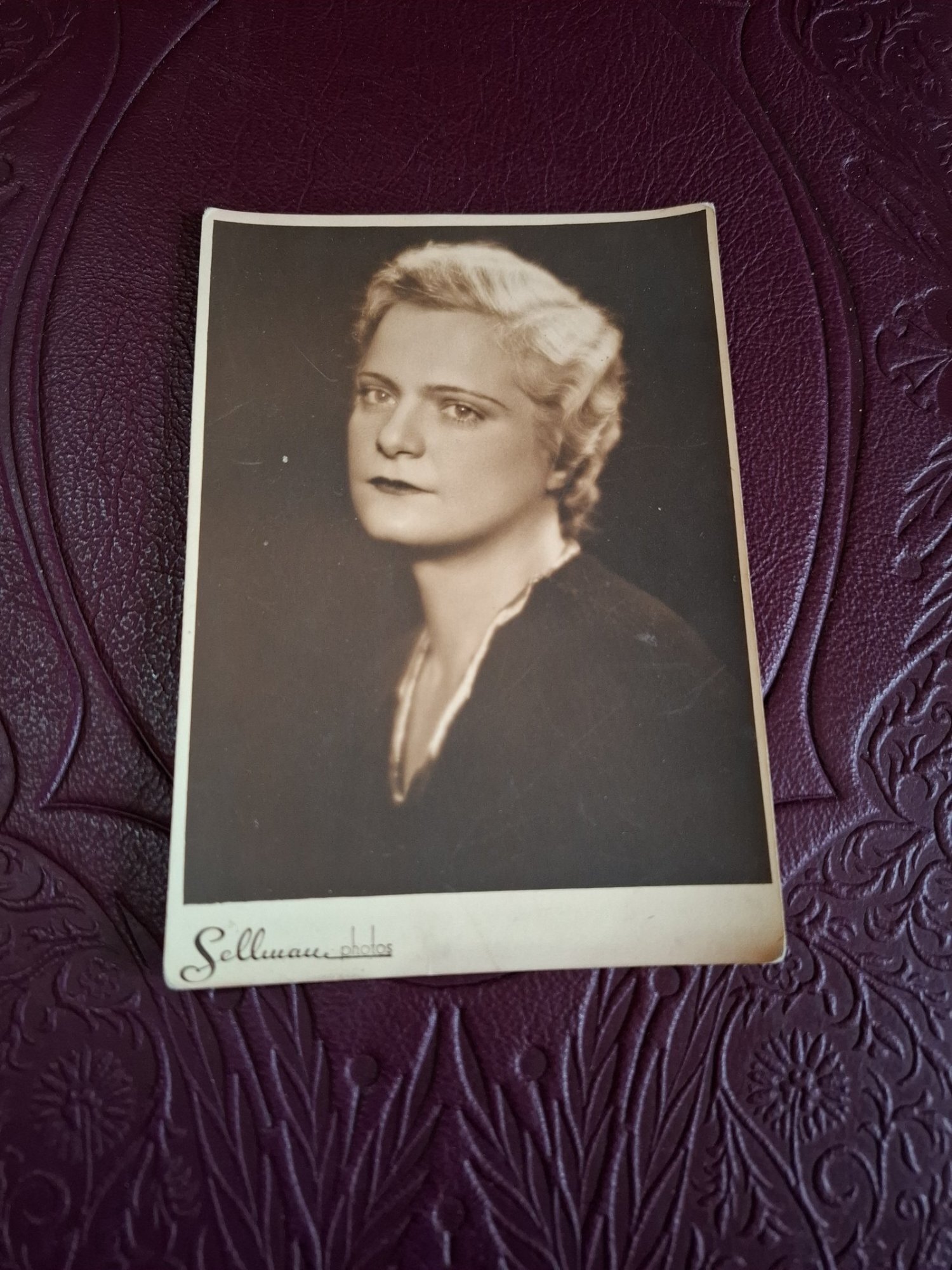 Fotografie tip carte postala , portret femeie , alb negru - necirculata