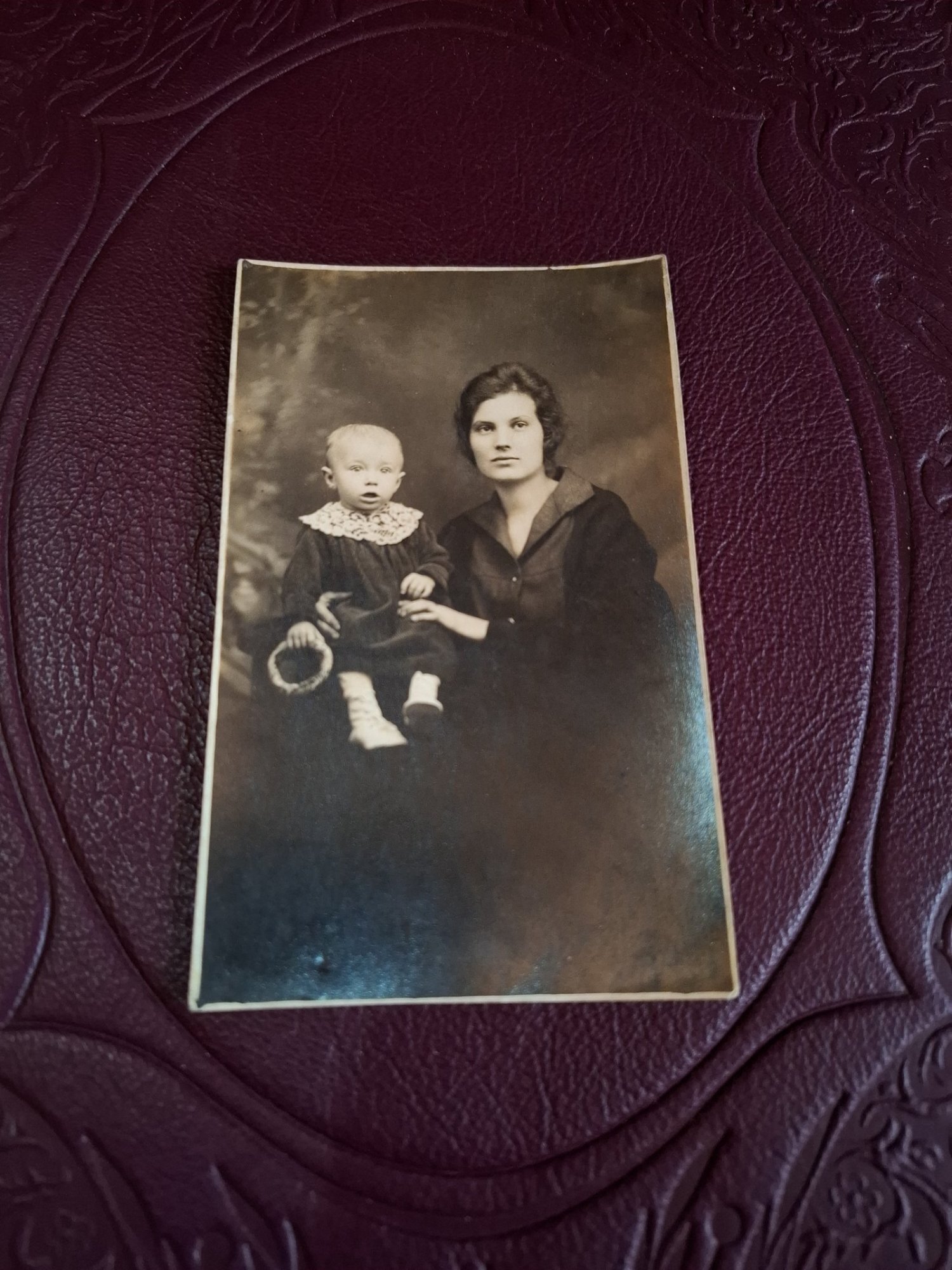 Fotografie tip carte postala , Mama si prunc , alb negru - necirculata