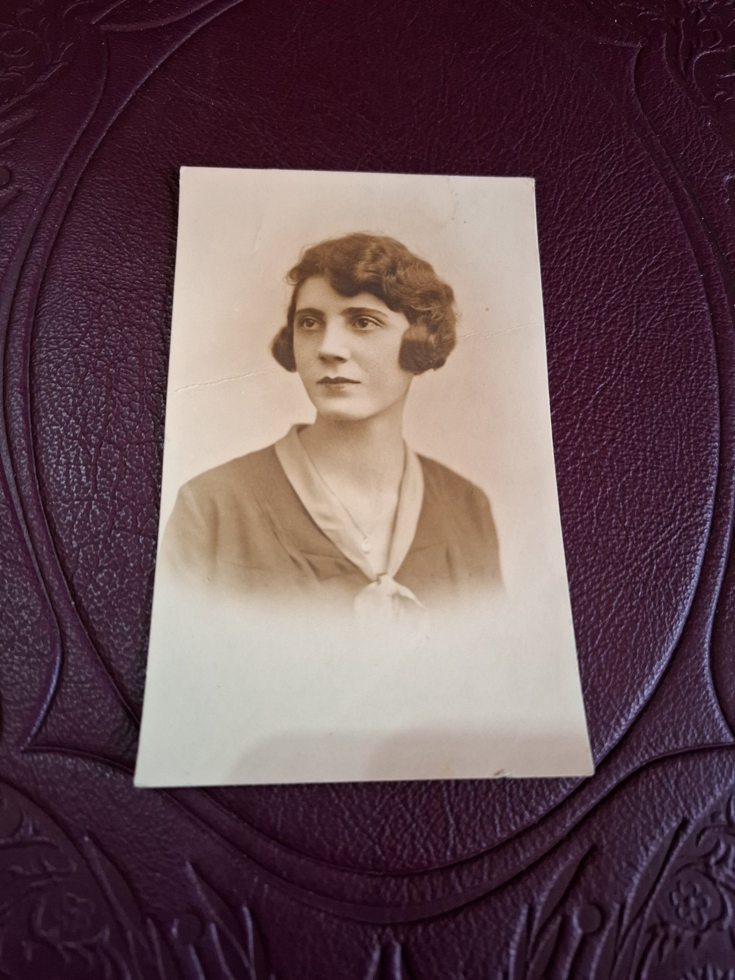 fotografie tip carte postala , portret femeie , alb negru - necirculata